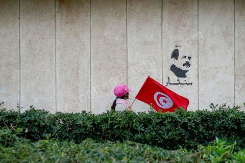 6 février 2014 : en bas de chez lui, au lieu de l'assassinat les graffitis de Chokri Belaid appellent à al vengeance. Un an après … les commémorations de l'assassinat de Chokri Belaid, opposant de gauche, deux jours après l'annonce de la mort de son assassin présumé. L'avocat de 48 ans, militant de tendance marxiste et panarabiste et farouche critique des islamistes, avait été assassiné par balles le 6 février 2013 devant chez lui.