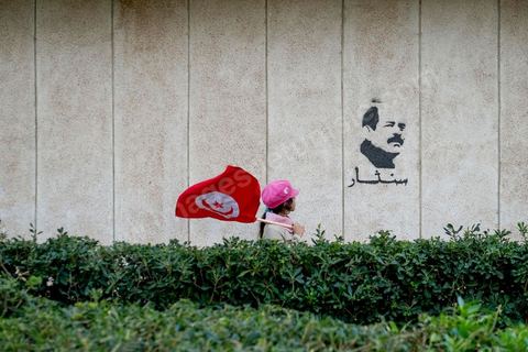 6 février 2014 : en bas de chez lui, au lieu de l'assassinat les graffitis de Chokri Belaid appellent à al vengeance. Un an après … les commémorations de l'assassinat de Chokri Belaid, opposant de gauche, deux jours après l'annonce de la mort de son assassin présumé. L'avocat de 48 ans, militant de tendance marxiste et panarabiste et farouche critique des islamistes, avait été assassiné par balles le 6 février 2013 devant chez lui.