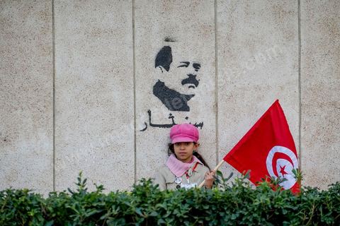 6 février 2014 : en bas de chez lui, au lieu de l'assassinat les graffitis de Chokri Belaid appellent à al vengeance. Un an après … les commémorations de l'assassinat de Chokri Belaid, opposant de gauche, deux jours après l'annonce de la mort de son assassin présumé. L'avocat de 48 ans, militant de tendance marxiste et panarabiste et farouche critique des islamistes, avait été assassiné par balles le 6 février 2013 devant chez lui.