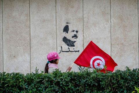 6 février 2014 : en bas de chez lui, au lieu de l'assassinat les graffitis de Chokri Belaid appellent à al vengeance. Un an après … les commémorations de l'assassinat de Chokri Belaid, opposant de gauche, deux jours après l'annonce de la mort de son assassin présumé. L'avocat de 48 ans, militant de tendance marxiste et panarabiste et farouche critique des islamistes, avait été assassiné par balles le 6 février 2013 devant chez lui.