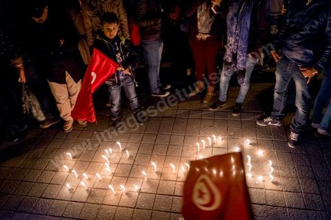 6 février 2014 : Dans la soirée, ils étaient plusieurs centaines à s'être rassemblés avenue Habib Bourguiba, au centre de Tunis, pour une veillée à la bougie et un concert. Des stands vendant des badges, des pendentifs et des photos à l'effigie de l'homme politique ont aussi été installés. Un an après … les commémorations de l'assassinat de Chokri Belaid, opposant de gauche, deux jours après l'annonce de la mort de son assassin présumé. L'avocat de 48 ans, militant de tendance marxiste et panarabiste et farouche critique des islamistes, avait été assassiné par balles le 6 février 2013 devant chez lui.