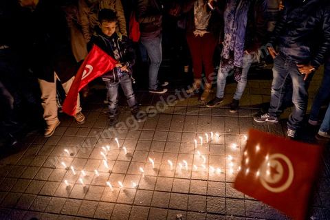 6 février 2014 : Dans la soirée, ils étaient plusieurs centaines à s'être rassemblés avenue Habib Bourguiba, au centre de Tunis, pour une veillée à la bougie et un concert. Des stands vendant des badges, des pendentifs et des photos à l'effigie de l'homme politique ont aussi été installés. Un an après … les commémorations de l'assassinat de Chokri Belaid, opposant de gauche, deux jours après l'annonce de la mort de son assassin présumé. L'avocat de 48 ans, militant de tendance marxiste et panarabiste et farouche critique des islamistes, avait été assassiné par balles le 6 février 2013 devant chez lui.