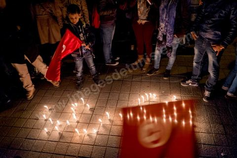 6 février 2014 : Dans la soirée, ils étaient plusieurs centaines à s'être rassemblés avenue Habib Bourguiba, au centre de Tunis, pour une veillée à la bougie et un concert. Des stands vendant des badges, des pendentifs et des photos à l'effigie de l'homme politique ont aussi été installés. Un an après … les commémorations de l'assassinat de Chokri Belaid, opposant de gauche, deux jours après l'annonce de la mort de son assassin présumé. L'avocat de 48 ans, militant de tendance marxiste et panarabiste et farouche critique des islamistes, avait été assassiné par balles le 6 février 2013 devant chez lui.