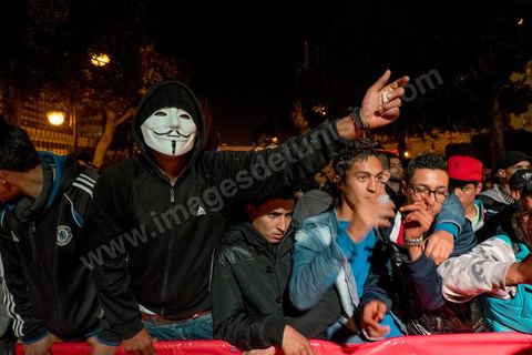 6 février 2014 : Dans la soirée, ils étaient plusieurs centaines à s'être rassemblés avenue Habib Bourguiba, au centre de Tunis, pour une veillée à la bougie et un concert. Des stands vendant des badges, des pendentifs et des photos à l'effigie de l'homme politique ont aussi été installés. Un an après … les commémorations de l'assassinat de Chokri Belaid, opposant de gauche, deux jours après l'annonce de la mort de son assassin présumé. L'avocat de 48 ans, militant de tendance marxiste et panarabiste et farouche critique des islamistes, avait été assassiné par balles le 6 février 2013 devant chez lui.