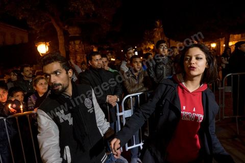 6 février 2014 : Dans la soirée, ils étaient plusieurs centaines à s'être rassemblés avenue Habib Bourguiba, au centre de Tunis, pour une veillée à la bougie et un concert. Des stands vendant des badges, des pendentifs et des photos à l'effigie de l'homme politique ont aussi été installés. Un an après … les commémorations de l'assassinat de Chokri Belaid, opposant de gauche, deux jours après l'annonce de la mort de son assassin présumé. L'avocat de 48 ans, militant de tendance marxiste et panarabiste et farouche critique des islamistes, avait été assassiné par balles le 6 février 2013 devant chez lui.
