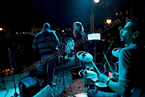 6 février 2014 : Dans la soirée, ils étaient plusieurs centaines à s'être rassemblés avenue Habib Bourguiba, au centre de Tunis, pour une veillée à la bougie et un concert. Des stands vendant des badges, des pendentifs et des photos à l'effigie de l'homme politique ont aussi été installés. Un an après … les commémorations de l'assassinat de Chokri Belaid, opposant de gauche, deux jours après l'annonce de la mort de son assassin présumé. L'avocat de 48 ans, militant de tendance marxiste et panarabiste et farouche critique des islamistes, avait été assassiné par balles le 6 février 2013 devant chez lui.