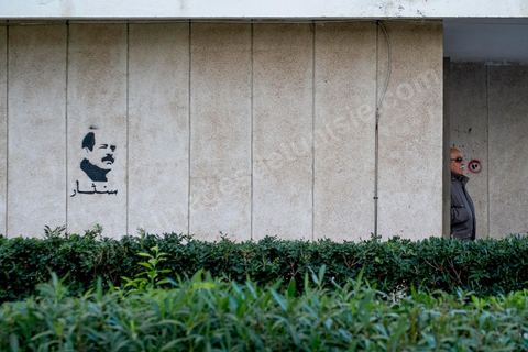 6 février 2014 : en bas de chez lui, au lieu de l'assassinat les graffitis de Chokri Belaid appellent à al vengeance. Un an après … les commémorations de l'assassinat de Chokri Belaid, opposant de gauche, deux jours après l'annonce de la mort de son assassin présumé. L'avocat de 48 ans, militant de tendance marxiste et panarabiste et farouche critique des islamistes, avait été assassiné par balles le 6 février 2013 devant chez lui.