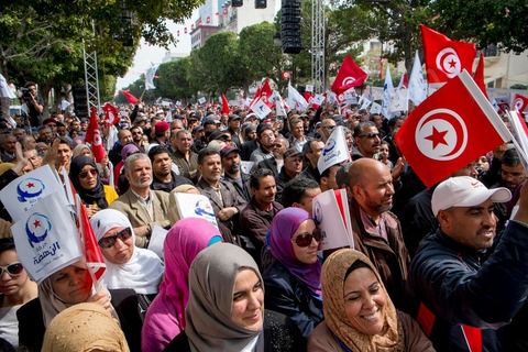 20 mars 2014 : triste commémoration de l'Indépendance de la Tunisie sur l'avenue Habib Bourguiba où seuls le partisan islamiste Ennahdha et les très contestés LPR (Ligue de Protection de la Révolution) ont pris place. 