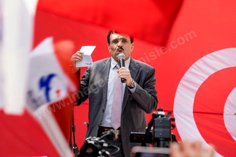 20 mars 2014 : Ali Larayedh sur la tribune pour un discours devant près de deux milles partisans d'Ennahdha. Triste commémoration de l'Indépendance de la Tunisie sur l'avenue Habib Bourguiba où seuls le partisan islamiste Ennahdha et les très contestés LPR (Ligue de Protection de la Révolution) ont pris place. 