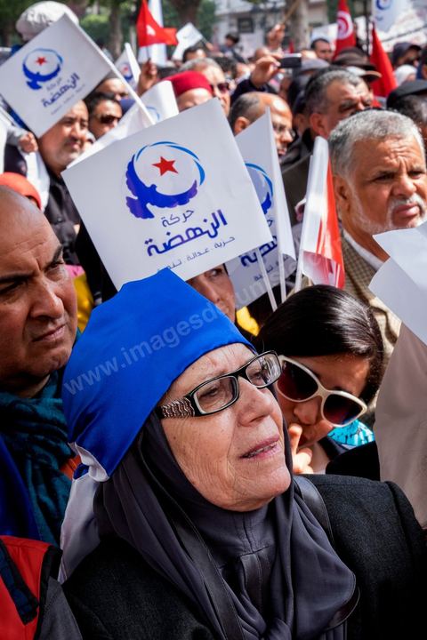 20 mars 2014 : Devant le théâtre municipal quelques dizaines de membres des LPR sont venus manifestés et demandés la libération d'un de leur leader Imed Dghij. Triste commémoration de l'Indépendance de la Tunisie sur l'avenue Habib Bourguiba où seuls le partisan islamiste Ennahdha et les très contestés LPR (Ligue de Protection de la Révolution) ont pris place. 
