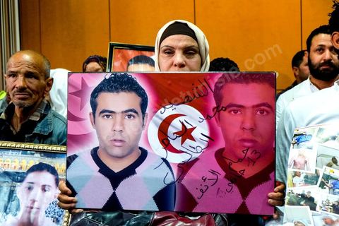 15 avril 2014 : conférence de presse des associations de soutien aux martyrs de la révolution pour contester le verdict du tribunal militaire le 12 avril. La cour d’appel militaire de Tunis a rendu une décision de justice très attendue dans le procès des martyrs de la révolution et a prononcé des allègements de peine, qui ont conduit à la libération de certaines anciens responsables politiques et sécuritaires du régime de Ben Ali. Cette décision a suscité une vive indignation de la société civile et des protestations des nombreuses familles de victimes des événements de la révolution de janveir 2011 dans les différentes régions de Tunisie.