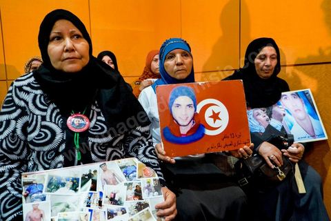 15 avril 2014 : conférence de presse des associations de soutien aux martyrs de la révolution pour contester le verdict du tribunal militaire le 12 avril. La cour d’appel militaire de Tunis a rendu une décision de justice très attendue dans le procès des martyrs de la révolution et a prononcé des allègements de peine, qui ont conduit à la libération de certaines anciens responsables politiques et sécuritaires du régime de Ben Ali. Cette décision a suscité une vive indignation de la société civile et des protestations des nombreuses familles de victimes des événements de la révolution de janveir 2011 dans les différentes régions de Tunisie.