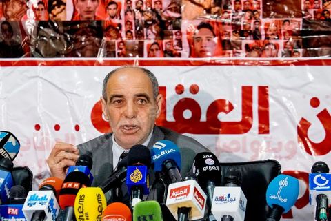 15 avril 2014 : Amor Safraoui, coordinateur du collectif de défense des familles des martyrs et blessés de la révolution à la conférence de presse des associations de soutien aux martyrs de la révolution pour contester le verdict du tribunal militaire le 12 avril. La cour d’appel militaire de Tunis a rendu une décision de justice très attendue dans le procès des martyrs de la révolution et a prononcé des allègements de peine, qui ont conduit à la libération de certaines anciens responsables politiques et sécuritaires du régime de Ben Ali. Cette décision a suscité une vive indignation de la société civile et des protestations des nombreuses familles de victimes des événements de la révolution de janveir 2011 dans les différentes régions de Tunisie.