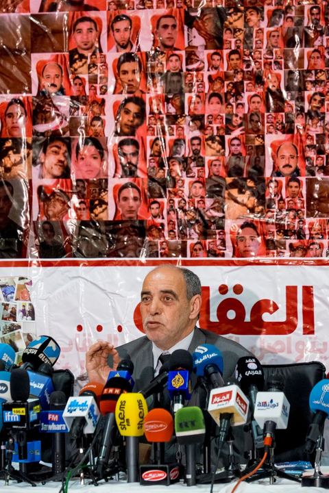 15 avril 2014 : Amor Safraoui, coordinateur du collectif de défense des familles des martyrs et blessés de la révolution à la conférence de presse des associations de soutien aux martyrs de la révolution pour contester le verdict du tribunal militaire le 12 avril. La cour d’appel militaire de Tunis a rendu une décision de justice très attendue dans le procès des martyrs de la révolution et a prononcé des allègements de peine, qui ont conduit à la libération de certaines anciens responsables politiques et sécuritaires du régime de Ben Ali. Cette décision a suscité une vive indignation de la société civile et des protestations des nombreuses familles de victimes des événements de la révolution de janveir 2011 dans les différentes régions de Tunisie.