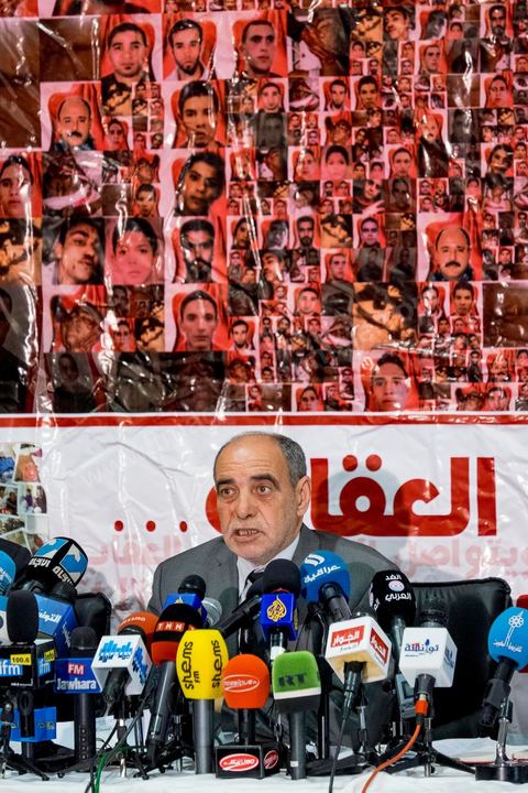 15 avril 2014 : Amor Safraoui, coordinateur du collectif de défense des familles des martyrs et blessés de la révolution à la conférence de presse des associations de soutien aux martyrs de la révolution pour contester le verdict du tribunal militaire le 12 avril. La cour d’appel militaire de Tunis a rendu une décision de justice très attendue dans le procès des martyrs de la révolution et a prononcé des allègements de peine, qui ont conduit à la libération de certaines anciens responsables politiques et sécuritaires du régime de Ben Ali. Cette décision a suscité une vive indignation de la société civile et des protestations des nombreuses familles de victimes des événements de la révolution de janveir 2011 dans les différentes régions de Tunisie.