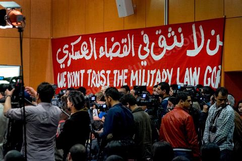 15 avril 2014 : conférence de presse des associations de soutien aux martyrs de la révolution pour contester le verdict du tribunal militaire le 12 avril. La cour d’appel militaire de Tunis a rendu une décision de justice très attendue dans le procès des martyrs de la révolution et a prononcé des allègements de peine, qui ont conduit à la libération de certaines anciens responsables politiques et sécuritaires du régime de Ben Ali. Cette décision a suscité une vive indignation de la société civile et des protestations des nombreuses familles de victimes des événements de la révolution de janveir 2011 dans les différentes régions de Tunisie.