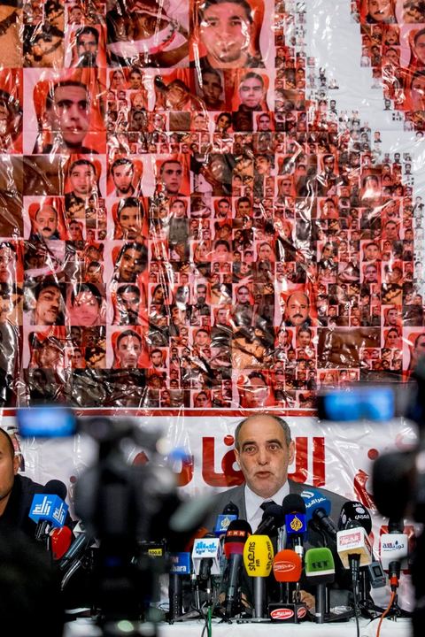 15 avril 2014 : Amor Safraoui, coordinateur du collectif de défense des familles des martyrs et blessés de la révolution à la conférence de presse des associations de soutien aux martyrs de la révolution pour contester le verdict du tribunal militaire le 12 avril. La cour d’appel militaire de Tunis a rendu une décision de justice très attendue dans le procès des martyrs de la révolution et a prononcé des allègements de peine, qui ont conduit à la libération de certaines anciens responsables politiques et sécuritaires du régime de Ben Ali. Cette décision a suscité une vive indignation de la société civile et des protestations des nombreuses familles de victimes des événements de la révolution de janveir 2011 dans les différentes régions de Tunisie.