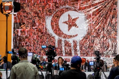 15 avril 2014 : conférence de presse des associations de soutien aux martyrs de la révolution pour contester le verdict du tribunal militaire le 12 avril. La cour d’appel militaire de Tunis a rendu une décision de justice très attendue dans le procès des martyrs de la révolution et a prononcé des allègements de peine, qui ont conduit à la libération de certaines anciens responsables politiques et sécuritaires du régime de Ben Ali. Cette décision a suscité une vive indignation de la société civile et des protestations des nombreuses familles de victimes des événements de la révolution de janveir 2011 dans les différentes régions de Tunisie.
