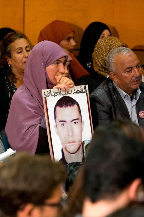15 avril 2014 : conférence de presse des associations de soutien aux martyrs de la révolution pour contester le verdict du tribunal militaire le 12 avril. La cour d’appel militaire de Tunis a rendu une décision de justice très attendue dans le procès des martyrs de la révolution et a prononcé des allègements de peine, qui ont conduit à la libération de certaines anciens responsables politiques et sécuritaires du régime de Ben Ali. Cette décision a suscité une vive indignation de la société civile et des protestations des nombreuses familles de victimes des événements de la révolution de janveir 2011 dans les différentes régions de Tunisie.