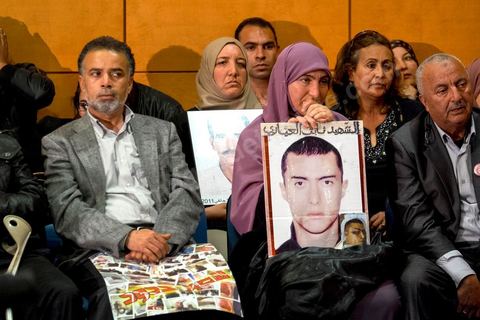 15 avril 2014 : conférence de presse des associations de soutien aux martyrs de la révolution pour contester le verdict du tribunal militaire le 12 avril. La cour d’appel militaire de Tunis a rendu une décision de justice très attendue dans le procès des martyrs de la révolution et a prononcé des allègements de peine, qui ont conduit à la libération de certaines anciens responsables politiques et sécuritaires du régime de Ben Ali. Cette décision a suscité une vive indignation de la société civile et des protestations des nombreuses familles de victimes des événements de la révolution de janveir 2011 dans les différentes régions de Tunisie.