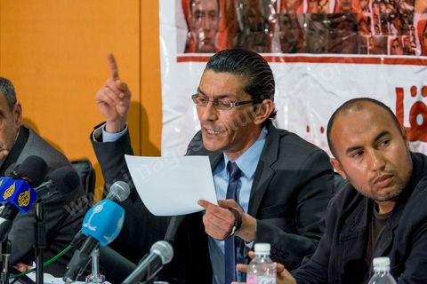 15 avril 2014 : l'avocat de Rafik Haj Kacem à la conférence de presse des associations de soutien aux martyrs de la révolution pour contester le verdict du tribunal militaire le 12 avril. La cour d’appel militaire de Tunis a rendu une décision de justice très attendue dans le procès des martyrs de la révolution et a prononcé des allègements de peine, qui ont conduit à la libération de certaines anciens responsables politiques et sécuritaires du régime de Ben Ali. Cette décision a suscité une vive indignation de la société civile et des protestations des nombreuses familles de victimes des événements de la révolution de janveir 2011 dans les différentes régions de Tunisie.
