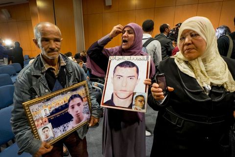 15 avril 2014 : conférence de presse des associations de soutien aux martyrs de la révolution pour contester le verdict du tribunal militaire le 12 avril. La cour d’appel militaire de Tunis a rendu une décision de justice très attendue dans le procès des martyrs de la révolution et a prononcé des allègements de peine, qui ont conduit à la libération de certaines anciens responsables politiques et sécuritaires du régime de Ben Ali. Cette décision a suscité une vive indignation de la société civile et des protestations des nombreuses familles de victimes des événements de la révolution de janveir 2011 dans les différentes régions de Tunisie.