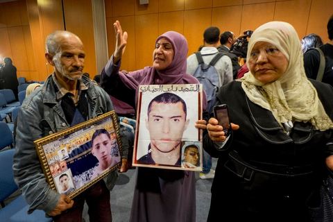 15 avril 2014 : conférence de presse des associations de soutien aux martyrs de la révolution pour contester le verdict du tribunal militaire le 12 avril. La cour d’appel militaire de Tunis a rendu une décision de justice très attendue dans le procès des martyrs de la révolution et a prononcé des allègements de peine, qui ont conduit à la libération de certaines anciens responsables politiques et sécuritaires du régime de Ben Ali. Cette décision a suscité une vive indignation de la société civile et des protestations des nombreuses familles de victimes des événements de la révolution de janveir 2011 dans les différentes régions de Tunisie.