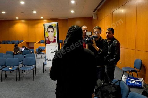 15 avril 2014 : conférence de presse des associations de soutien aux martyrs de la révolution pour contester le verdict du tribunal militaire le 12 avril. La cour d’appel militaire de Tunis a rendu une décision de justice très attendue dans le procès des martyrs de la révolution et a prononcé des allègements de peine, qui ont conduit à la libération de certaines anciens responsables politiques et sécuritaires du régime de Ben Ali. Cette décision a suscité une vive indignation de la société civile et des protestations des nombreuses familles de victimes des événements de la révolution de janveir 2011 dans les différentes régions de Tunisie.