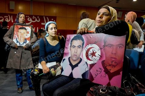 15 avril 2014 : conférence de presse des associations de soutien aux martyrs de la révolution pour contester le verdict du tribunal militaire le 12 avril. La cour d’appel militaire de Tunis a rendu une décision de justice très attendue dans le procès des martyrs de la révolution et a prononcé des allègements de peine, qui ont conduit à la libération de certaines anciens responsables politiques et sécuritaires du régime de Ben Ali. Cette décision a suscité une vive indignation de la société civile et des protestations des nombreuses familles de victimes des événements de la révolution de janveir 2011 dans les différentes régions de Tunisie.