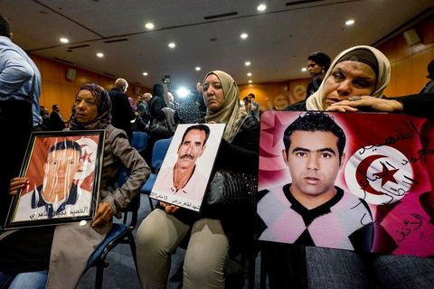 15 avril 2014 : conférence de presse des associations de soutien aux martyrs de la révolution pour contester le verdict du tribunal militaire le 12 avril. La cour d’appel militaire de Tunis a rendu une décision de justice très attendue dans le procès des martyrs de la révolution et a prononcé des allègements de peine, qui ont conduit à la libération de certaines anciens responsables politiques et sécuritaires du régime de Ben Ali. Cette décision a suscité une vive indignation de la société civile et des protestations des nombreuses familles de victimes des événements de la révolution de janveir 2011 dans les différentes régions de Tunisie.
