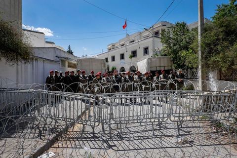 16 avril 2014 : Des centaines de personnes, familles de martyrs et associations, ont manifesté à Tunis pour dénoncer les verdicts cléments rendus par la justice militaire contre d'ex-responsables du régime de Ben Ali dans l'affaire des manifestants tués et blessés pendant la révolution de 2011."Le peuple réclame justice pour les martyrs", "Quelle honte, quelle honte, les criminels sont dehors!", ont scandé les manifestants.Le cortège, en tête duquel se trouvaient des membres des familles des victimes ainsi que des blessés ont défilé du tribunal d'appel militaire de Bab Saadoun, à Tunis, jusqu'à l'Assemblée Nationale Constituante au Bardo."Nous ne ferons plus confiance à la justice militaire", proclamait une grande affiche. "Je me fiche des verdicts de la justice. Je réclame vengeance pour le sang de mon fils", criait, le père d'un jeune homme tué à Menzel Bourguiba.