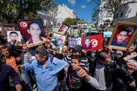 16 avril 2014 : Des centaines de personnes, familles de martyrs et associations, ont manifesté à Tunis pour dénoncer les verdicts cléments rendus par la justice militaire contre d'ex-responsables du régime de Ben Ali dans l'affaire des manifestants tués et blessés pendant la révolution de 2011."Le peuple réclame justice pour les martyrs", "Quelle honte, quelle honte, les criminels sont dehors!", ont scandé les manifestants.Le cortège, en tête duquel se trouvaient des membres des familles des victimes ainsi que des blessés ont défilé du tribunal d'appel militaire de Bab Saadoun, à Tunis, jusqu'à l'Assemblée Nationale Constituante au Bardo."Nous ne ferons plus confiance à la justice militaire", proclamait une grande affiche. "Je me fiche des verdicts de la justice. Je réclame vengeance pour le sang de mon fils", criait, le père d'un jeune homme tué à Menzel Bourguiba.