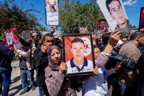 16 avril 2014 : Des centaines de personnes, familles de martyrs et associations, ont manifesté à Tunis pour dénoncer les verdicts cléments rendus par la justice militaire contre d'ex-responsables du régime de Ben Ali dans l'affaire des manifestants tués et blessés pendant la révolution de 2011."Le peuple réclame justice pour les martyrs", "Quelle honte, quelle honte, les criminels sont dehors!", ont scandé les manifestants.Le cortège, en tête duquel se trouvaient des membres des familles des victimes ainsi que des blessés ont défilé du tribunal d'appel militaire de Bab Saadoun, à Tunis, jusqu'à l'Assemblée Nationale Constituante au Bardo."Nous ne ferons plus confiance à la justice militaire", proclamait une grande affiche. "Je me fiche des verdicts de la justice. Je réclame vengeance pour le sang de mon fils", criait, le père d'un jeune homme tué à Menzel Bourguiba.