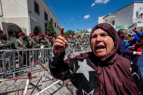 16 avril 2014 : Des centaines de personnes, familles de martyrs et associations, ont manifesté à Tunis pour dénoncer les verdicts cléments rendus par la justice militaire contre d'ex-responsables du régime de Ben Ali dans l'affaire des manifestants tués et blessés pendant la révolution de 2011."Le peuple réclame justice pour les martyrs", "Quelle honte, quelle honte, les criminels sont dehors!", ont scandé les manifestants.Le cortège, en tête duquel se trouvaient des membres des familles des victimes ainsi que des blessés ont défilé du tribunal d'appel militaire de Bab Saadoun, à Tunis, jusqu'à l'Assemblée Nationale Constituante au Bardo."Nous ne ferons plus confiance à la justice militaire", proclamait une grande affiche. "Je me fiche des verdicts de la justice. Je réclame vengeance pour le sang de mon fils", criait, le père d'un jeune homme tué à Menzel Bourguiba.