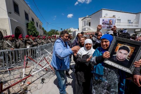 16 avril 2014 : Des centaines de personnes, familles de martyrs et associations, ont manifesté à Tunis pour dénoncer les verdicts cléments rendus par la justice militaire contre d'ex-responsables du régime de Ben Ali dans l'affaire des manifestants tués et blessés pendant la révolution de 2011."Le peuple réclame justice pour les martyrs", "Quelle honte, quelle honte, les criminels sont dehors!", ont scandé les manifestants.Le cortège, en tête duquel se trouvaient des membres des familles des victimes ainsi que des blessés ont défilé du tribunal d'appel militaire de Bab Saadoun, à Tunis, jusqu'à l'Assemblée Nationale Constituante au Bardo."Nous ne ferons plus confiance à la justice militaire", proclamait une grande affiche. "Je me fiche des verdicts de la justice. Je réclame vengeance pour le sang de mon fils", criait, le père d'un jeune homme tué à Menzel Bourguiba.