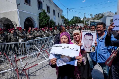 16 avril 2014 : Des centaines de personnes, familles de martyrs et associations, ont manifesté à Tunis pour dénoncer les verdicts cléments rendus par la justice militaire contre d'ex-responsables du régime de Ben Ali dans l'affaire des manifestants tués et blessés pendant la révolution de 2011."Le peuple réclame justice pour les martyrs", "Quelle honte, quelle honte, les criminels sont dehors!", ont scandé les manifestants.Le cortège, en tête duquel se trouvaient des membres des familles des victimes ainsi que des blessés ont défilé du tribunal d'appel militaire de Bab Saadoun, à Tunis, jusqu'à l'Assemblée Nationale Constituante au Bardo."Nous ne ferons plus confiance à la justice militaire", proclamait une grande affiche. "Je me fiche des verdicts de la justice. Je réclame vengeance pour le sang de mon fils", criait, le père d'un jeune homme tué à Menzel Bourguiba.