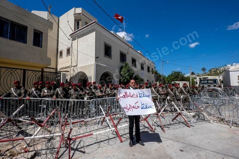 16 avril 2014 : Des centaines de personnes, familles de martyrs et associations, ont manifesté à Tunis pour dénoncer les verdicts cléments rendus par la justice militaire contre d'ex-responsables du régime de Ben Ali dans l'affaire des manifestants tués et blessés pendant la révolution de 2011."Le peuple réclame justice pour les martyrs", "Quelle honte, quelle honte, les criminels sont dehors!", ont scandé les manifestants.Le cortège, en tête duquel se trouvaient des membres des familles des victimes ainsi que des blessés ont défilé du tribunal d'appel militaire de Bab Saadoun, à Tunis, jusqu'à l'Assemblée Nationale Constituante au Bardo."Nous ne ferons plus confiance à la justice militaire", proclamait une grande affiche. "Je me fiche des verdicts de la justice. Je réclame vengeance pour le sang de mon fils", criait, le père d'un jeune homme tué à Menzel Bourguiba.