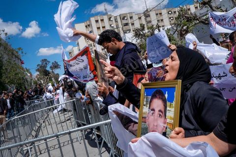 16 avril 2014 : Des centaines de personnes, familles de martyrs et associations, ont manifesté à Tunis pour dénoncer les verdicts cléments rendus par la justice militaire contre d'ex-responsables du régime de Ben Ali dans l'affaire des manifestants tués et blessés pendant la révolution de 2011."Le peuple réclame justice pour les martyrs", "Quelle honte, quelle honte, les criminels sont dehors!", ont scandé les manifestants.Le cortège, en tête duquel se trouvaient des membres des familles des victimes ainsi que des blessés ont défilé du tribunal d'appel militaire de Bab Saadoun, à Tunis, jusqu'à l'Assemblée Nationale Constituante au Bardo."Nous ne ferons plus confiance à la justice militaire", proclamait une grande affiche. "Je me fiche des verdicts de la justice. Je réclame vengeance pour le sang de mon fils", criait, le père d'un jeune homme tué à Menzel Bourguiba.