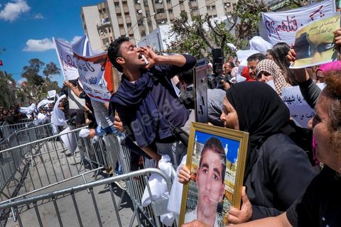 16 avril 2014 : Des centaines de personnes, familles de martyrs et associations, ont manifesté à Tunis pour dénoncer les verdicts cléments rendus par la justice militaire contre d'ex-responsables du régime de Ben Ali dans l'affaire des manifestants tués et blessés pendant la révolution de 2011."Le peuple réclame justice pour les martyrs", "Quelle honte, quelle honte, les criminels sont dehors!", ont scandé les manifestants.Le cortège, en tête duquel se trouvaient des membres des familles des victimes ainsi que des blessés ont défilé du tribunal d'appel militaire de Bab Saadoun, à Tunis, jusqu'à l'Assemblée Nationale Constituante au Bardo."Nous ne ferons plus confiance à la justice militaire", proclamait une grande affiche. "Je me fiche des verdicts de la justice. Je réclame vengeance pour le sang de mon fils", criait, le père d'un jeune homme tué à Menzel Bourguiba.