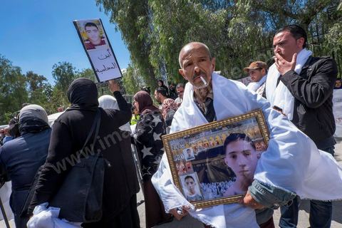 16 avril 2014 : Des centaines de personnes, familles de martyrs et associations, ont manifesté à Tunis pour dénoncer les verdicts cléments rendus par la justice militaire contre d'ex-responsables du régime de Ben Ali dans l'affaire des manifestants tués et blessés pendant la révolution de 2011."Le peuple réclame justice pour les martyrs", "Quelle honte, quelle honte, les criminels sont dehors!", ont scandé les manifestants.Le cortège, en tête duquel se trouvaient des membres des familles des victimes ainsi que des blessés ont défilé du tribunal d'appel militaire de Bab Saadoun, à Tunis, jusqu'à l'Assemblée Nationale Constituante au Bardo."Nous ne ferons plus confiance à la justice militaire", proclamait une grande affiche. "Je me fiche des verdicts de la justice. Je réclame vengeance pour le sang de mon fils", criait, le père d'un jeune homme tué à Menzel Bourguiba.