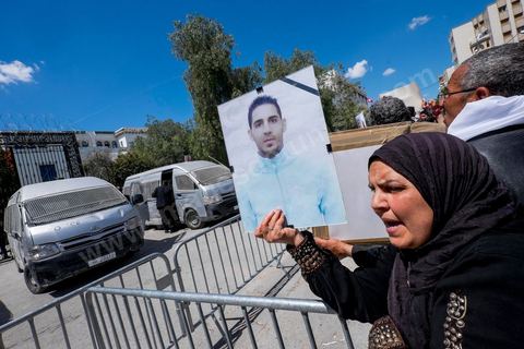 16 avril 2014 : Des centaines de personnes, familles de martyrs et associations, ont manifesté à Tunis pour dénoncer les verdicts cléments rendus par la justice militaire contre d'ex-responsables du régime de Ben Ali dans l'affaire des manifestants tués et blessés pendant la révolution de 2011."Le peuple réclame justice pour les martyrs", "Quelle honte, quelle honte, les criminels sont dehors!", ont scandé les manifestants.Le cortège, en tête duquel se trouvaient des membres des familles des victimes ainsi que des blessés ont défilé du tribunal d'appel militaire de Bab Saadoun, à Tunis, jusqu'à l'Assemblée Nationale Constituante au Bardo."Nous ne ferons plus confiance à la justice militaire", proclamait une grande affiche. "Je me fiche des verdicts de la justice. Je réclame vengeance pour le sang de mon fils", criait, le père d'un jeune homme tué à Menzel Bourguiba.