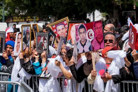 16 avril 2014 : Des centaines de personnes, familles de martyrs et associations, ont manifesté à Tunis pour dénoncer les verdicts cléments rendus par la justice militaire contre d'ex-responsables du régime de Ben Ali dans l'affaire des manifestants tués et blessés pendant la révolution de 2011."Le peuple réclame justice pour les martyrs", "Quelle honte, quelle honte, les criminels sont dehors!", ont scandé les manifestants.Le cortège, en tête duquel se trouvaient des membres des familles des victimes ainsi que des blessés ont défilé du tribunal d'appel militaire de Bab Saadoun, à Tunis, jusqu'à l'Assemblée Nationale Constituante au Bardo."Nous ne ferons plus confiance à la justice militaire", proclamait une grande affiche. "Je me fiche des verdicts de la justice. Je réclame vengeance pour le sang de mon fils", criait, le père d'un jeune homme tué à Menzel Bourguiba.