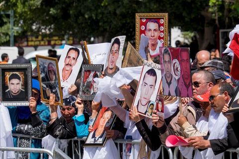 16 avril 2014 : Des centaines de personnes, familles de martyrs et associations, ont manifesté à Tunis pour dénoncer les verdicts cléments rendus par la justice militaire contre d'ex-responsables du régime de Ben Ali dans l'affaire des manifestants tués et blessés pendant la révolution de 2011."Le peuple réclame justice pour les martyrs", "Quelle honte, quelle honte, les criminels sont dehors!", ont scandé les manifestants.Le cortège, en tête duquel se trouvaient des membres des familles des victimes ainsi que des blessés ont défilé du tribunal d'appel militaire de Bab Saadoun, à Tunis, jusqu'à l'Assemblée Nationale Constituante au Bardo."Nous ne ferons plus confiance à la justice militaire", proclamait une grande affiche. "Je me fiche des verdicts de la justice. Je réclame vengeance pour le sang de mon fils", criait, le père d'un jeune homme tué à Menzel Bourguiba.