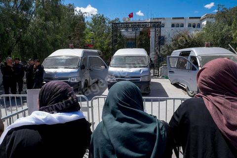 16 avril 2014 : Des centaines de personnes, familles de martyrs et associations, ont manifesté à Tunis pour dénoncer les verdicts cléments rendus par la justice militaire contre d'ex-responsables du régime de Ben Ali dans l'affaire des manifestants tués et blessés pendant la révolution de 2011."Le peuple réclame justice pour les martyrs", "Quelle honte, quelle honte, les criminels sont dehors!", ont scandé les manifestants.Le cortège, en tête duquel se trouvaient des membres des familles des victimes ainsi que des blessés ont défilé du tribunal d'appel militaire de Bab Saadoun, à Tunis, jusqu'à l'Assemblée Nationale Constituante au Bardo."Nous ne ferons plus confiance à la justice militaire", proclamait une grande affiche. "Je me fiche des verdicts de la justice. Je réclame vengeance pour le sang de mon fils", criait, le père d'un jeune homme tué à Menzel Bourguiba.
