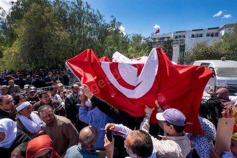 16 avril 2014 : Des centaines de personnes, familles de martyrs et associations, ont manifesté à Tunis pour dénoncer les verdicts cléments rendus par la justice militaire contre d'ex-responsables du régime de Ben Ali dans l'affaire des manifestants tués et blessés pendant la révolution de 2011."Le peuple réclame justice pour les martyrs", "Quelle honte, quelle honte, les criminels sont dehors!", ont scandé les manifestants.Le cortège, en tête duquel se trouvaient des membres des familles des victimes ainsi que des blessés ont défilé du tribunal d'appel militaire de Bab Saadoun, à Tunis, jusqu'à l'Assemblée Nationale Constituante au Bardo."Nous ne ferons plus confiance à la justice militaire", proclamait une grande affiche. "Je me fiche des verdicts de la justice. Je réclame vengeance pour le sang de mon fils", criait, le père d'un jeune homme tué à Menzel Bourguiba.