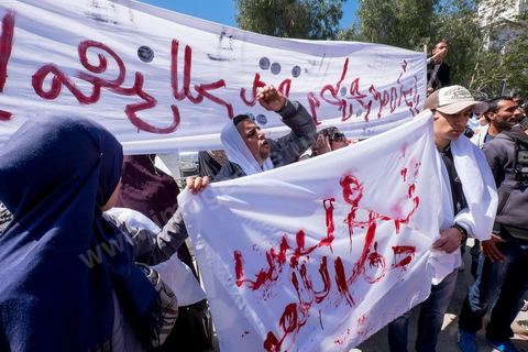 16 avril 2014 : Des centaines de personnes, familles de martyrs et associations, ont manifesté à Tunis pour dénoncer les verdicts cléments rendus par la justice militaire contre d'ex-responsables du régime de Ben Ali dans l'affaire des manifestants tués et blessés pendant la révolution de 2011."Le peuple réclame justice pour les martyrs", "Quelle honte, quelle honte, les criminels sont dehors!", ont scandé les manifestants.Le cortège, en tête duquel se trouvaient des membres des familles des victimes ainsi que des blessés ont défilé du tribunal d'appel militaire de Bab Saadoun, à Tunis, jusqu'à l'Assemblée Nationale Constituante au Bardo."Nous ne ferons plus confiance à la justice militaire", proclamait une grande affiche. "Je me fiche des verdicts de la justice. Je réclame vengeance pour le sang de mon fils", criait, le père d'un jeune homme tué à Menzel Bourguiba.