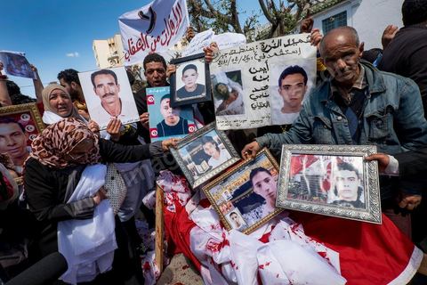 16 avril 2014 : Des centaines de personnes, familles de martyrs et associations, ont manifesté à Tunis pour dénoncer les verdicts cléments rendus par la justice militaire contre d'ex-responsables du régime de Ben Ali dans l'affaire des manifestants tués et blessés pendant la révolution de 2011."Le peuple réclame justice pour les martyrs", "Quelle honte, quelle honte, les criminels sont dehors!", ont scandé les manifestants.Le cortège, en tête duquel se trouvaient des membres des familles des victimes ainsi que des blessés ont défilé du tribunal d'appel militaire de Bab Saadoun, à Tunis, jusqu'à l'Assemblée Nationale Constituante au Bardo."Nous ne ferons plus confiance à la justice militaire", proclamait une grande affiche. "Je me fiche des verdicts de la justice. Je réclame vengeance pour le sang de mon fils", criait, le père d'un jeune homme tué à Menzel Bourguiba.