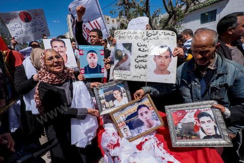 16 avril 2014 : Des centaines de personnes, familles de martyrs et associations, ont manifesté à Tunis pour dénoncer les verdicts cléments rendus par la justice militaire contre d'ex-responsables du régime de Ben Ali dans l'affaire des manifestants tués et blessés pendant la révolution de 2011."Le peuple réclame justice pour les martyrs", "Quelle honte, quelle honte, les criminels sont dehors!", ont scandé les manifestants.Le cortège, en tête duquel se trouvaient des membres des familles des victimes ainsi que des blessés ont défilé du tribunal d'appel militaire de Bab Saadoun, à Tunis, jusqu'à l'Assemblée Nationale Constituante au Bardo."Nous ne ferons plus confiance à la justice militaire", proclamait une grande affiche. "Je me fiche des verdicts de la justice. Je réclame vengeance pour le sang de mon fils", criait, le père d'un jeune homme tué à Menzel Bourguiba.