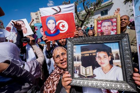 16 avril 2014 : Des centaines de personnes, familles de martyrs et associations, ont manifesté à Tunis pour dénoncer les verdicts cléments rendus par la justice militaire contre d'ex-responsables du régime de Ben Ali dans l'affaire des manifestants tués et blessés pendant la révolution de 2011."Le peuple réclame justice pour les martyrs", "Quelle honte, quelle honte, les criminels sont dehors!", ont scandé les manifestants.Le cortège, en tête duquel se trouvaient des membres des familles des victimes ainsi que des blessés ont défilé du tribunal d'appel militaire de Bab Saadoun, à Tunis, jusqu'à l'Assemblée Nationale Constituante au Bardo."Nous ne ferons plus confiance à la justice militaire", proclamait une grande affiche. "Je me fiche des verdicts de la justice. Je réclame vengeance pour le sang de mon fils", criait, le père d'un jeune homme tué à Menzel Bourguiba.