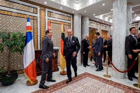 25 avril 2014 : Conférence de presse au Ministère des Affaires Etrangères de Tunis en présence du ministre tunisien, Mongi Hamdi (milieu), du ministre français Laurent Fabius (gauche) et de l'Allemand Frank-Walter Steinmeier (droite) dans le cadre de la visite conjointe de Laurent Fabius, Ministre des Affaires Etrangères français et de son homologue allemand Frank-Walter Steinmeier à Tunis.